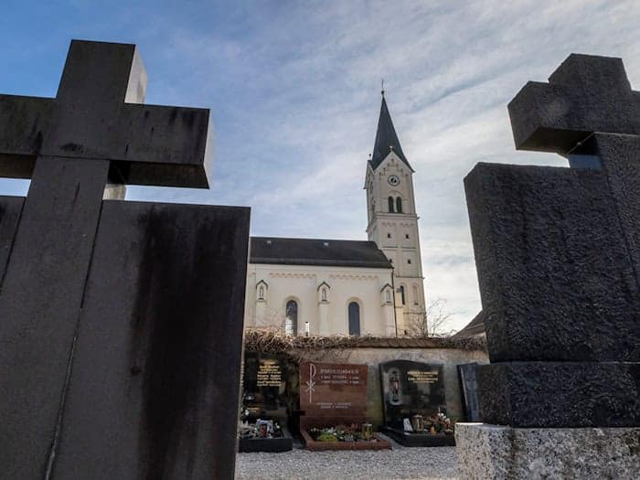 Die Tat, um die es in dem Verfahren geht, soll sich in Garching an der Alz ereignet haben. (Archivbild) / Foto: Peter Kneffel/dpa