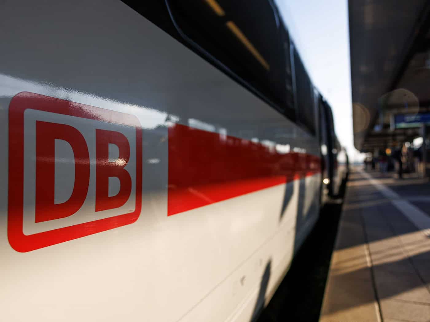 Der ICE war laut Bundespolizei mit etwa Tempo 100 unterwegs, als der Zug den Mann erfasste. (Symbolbild) / Foto: Daniel Karmann/dpa