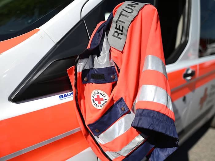 Sanitäter bringen die Verletzten in eine Klinik. (Symbolbild) / Foto: Patrick Seeger/dpa