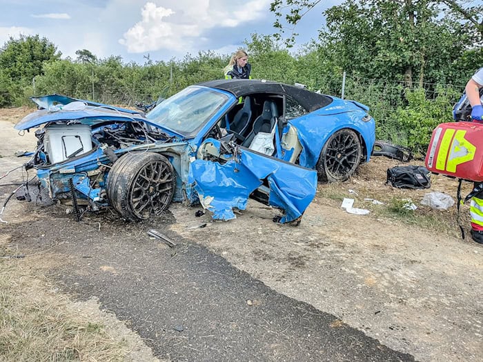 Das Porsche-Wrack steht an einem Feldweg.  / Foto: Jason Tschepljakow/dpa