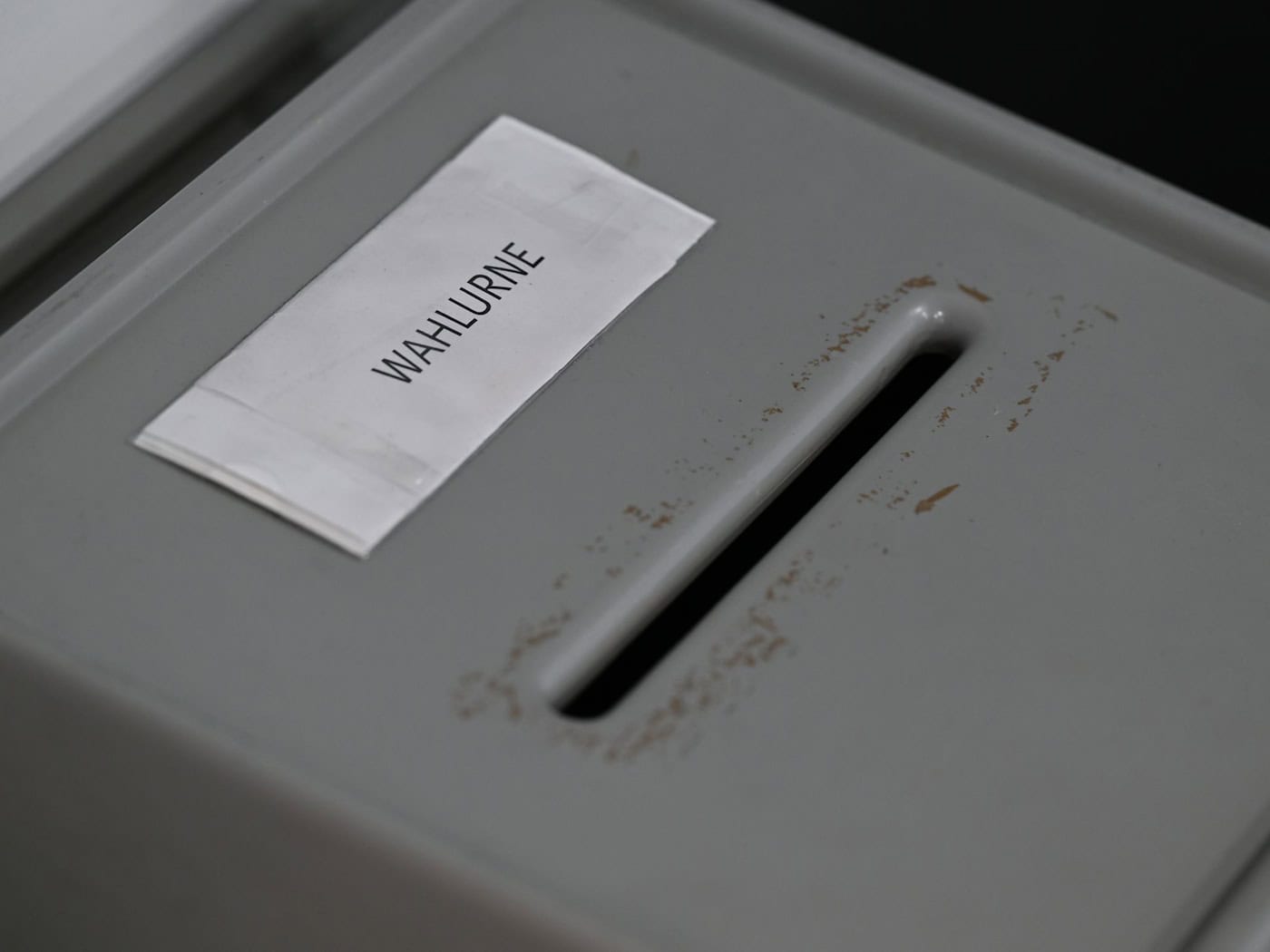 Bei der Briefwahl des Ausländerbeirats in Würzburg hat es eine Panne gegeben. (Symbolbild) / Foto: Arne Dedert/dpa