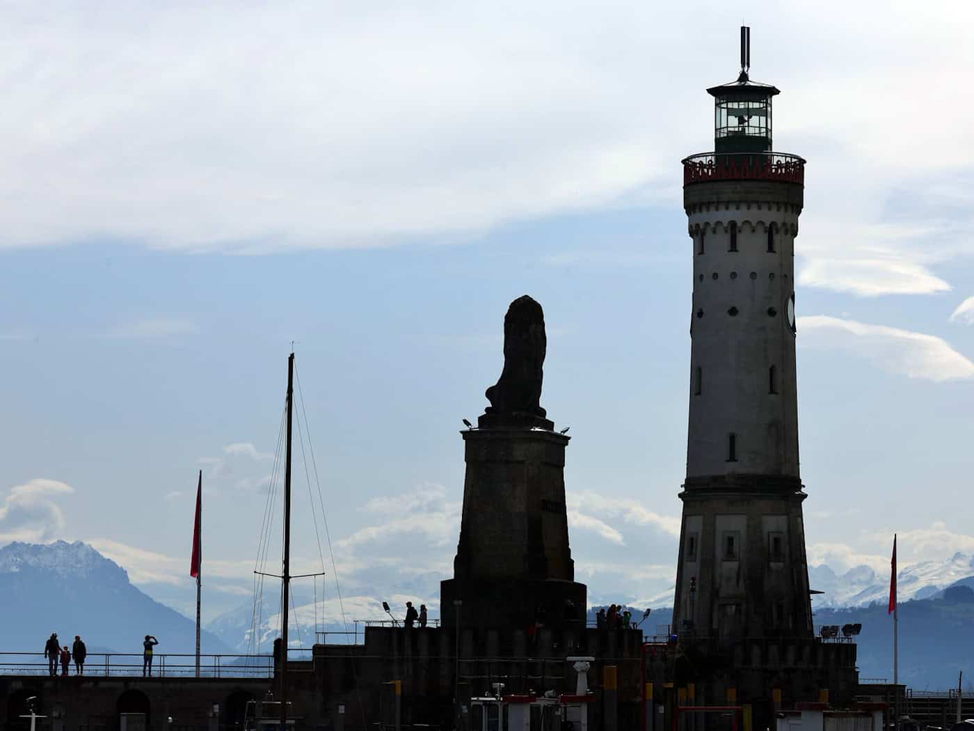 Die Lindauer Wahrzeichen, der bayerische Löwe und Deutschlands südlichster Leichtturm, sind jedes Jahr Ziel von Nobelpreisträgern und Nachwuchswissenschaftlern aus der ganzen Welt. (Archivbild) / Foto: Karl-Josef Hildenbrand/dpa