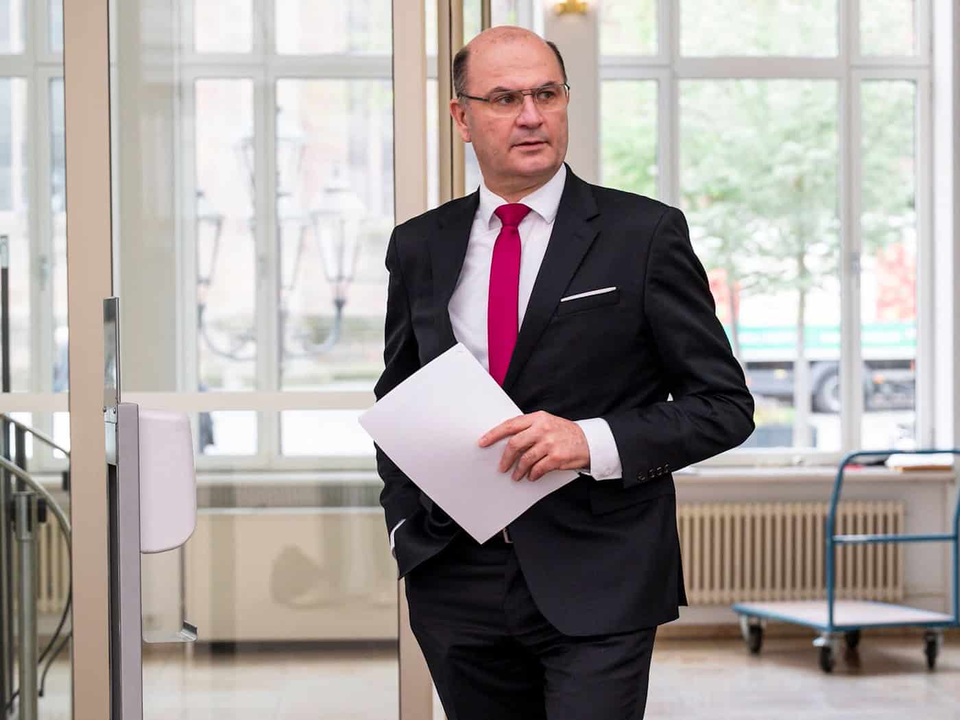 Der bayerische Finanzminister Albert Füracker (CSU) spricht von «erheblichen Anstrengungen, um die korrekte Besteuerung von Influencern und anderen Social-Media-Akteuren sicherzustellen». / Foto: Daniel Vogl/dpa