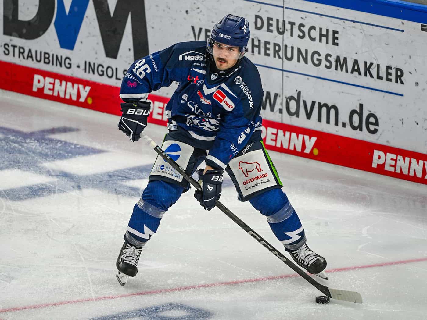 Skyler McKenzie bleibt wie auch Simon Seidl in Straubing. (Archivbild) / Foto: Armin Weigel/dpa