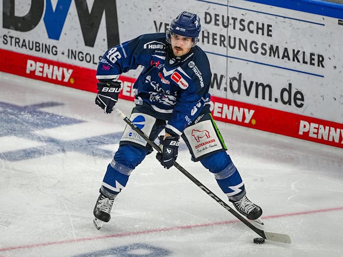 Skyler McKenzie bleibt wie auch Simon Seidl in Straubing. (Archivbild) / Foto: Armin Weigel/dpa