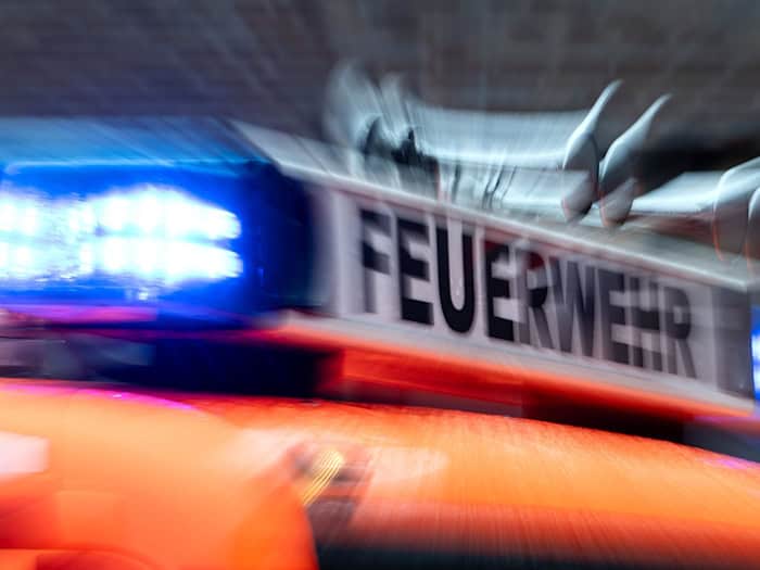 Stroh- und Heuballen brennen - Polizei vermutet Absicht