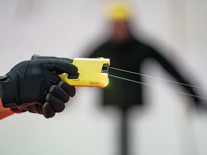 Taser statt Pistole? Die bayerische Polizei will das nun auch für den Einsatz auf Streife testen. (Symbolbild) / Foto: Axel Heimken/dpa