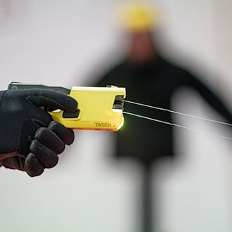 Taser statt Pistole? Die bayerische Polizei will das nun auch für den Einsatz auf Streife testen. (Symbolbild) / Foto: Axel Heimken/dpa