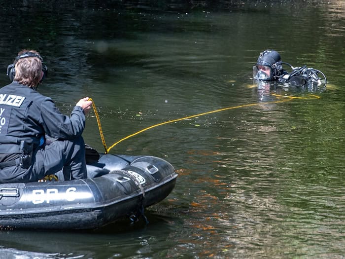 Nach mutmaßlichen Brandanschlägen in der Oberpfalz suchten Polizeitaucher in der Donau bei Regensburg nach möglichen Beweisen. (Symbolbild) / Foto: Armin Weigel/dpa