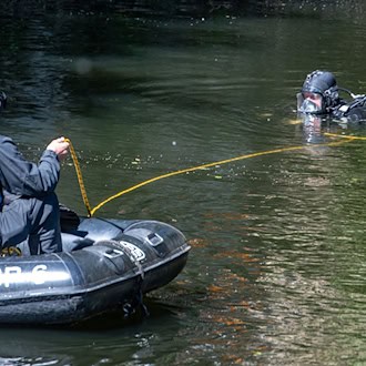 Nach mutmaßlichen Brandanschlägen in der Oberpfalz suchten Polizeitaucher in der Donau bei Regensburg nach möglichen Beweisen. (Symbolbild) / Foto: Armin Weigel/dpa