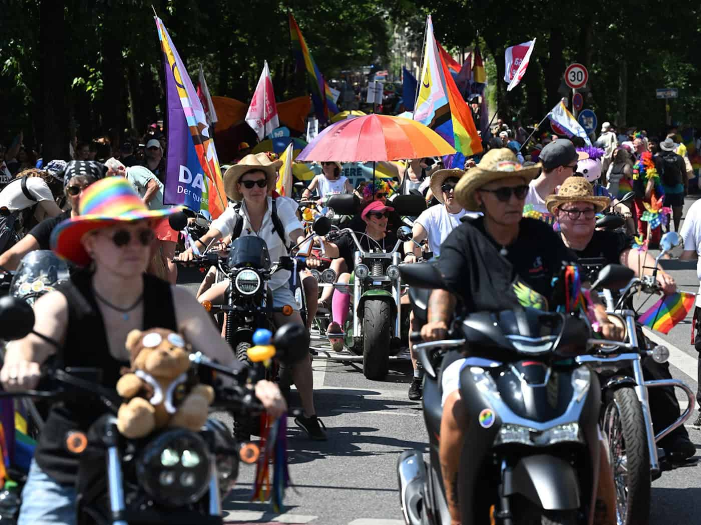 Die Parade ist eingebettet in ein dreitägiges Straßenfest mit Konzerten, Karaoke, politischen Gesprächsrunden und Partys.  / Foto: Felix Hörhager/dpa