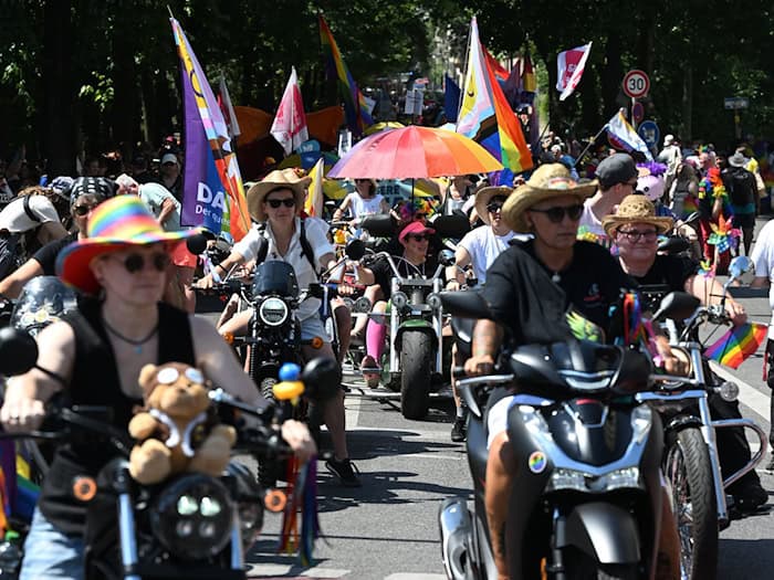 Die Parade ist eingebettet in ein dreitägiges Straßenfest mit Konzerten, Karaoke, politischen Gesprächsrunden und Partys.  / Foto: Felix Hörhager/dpa