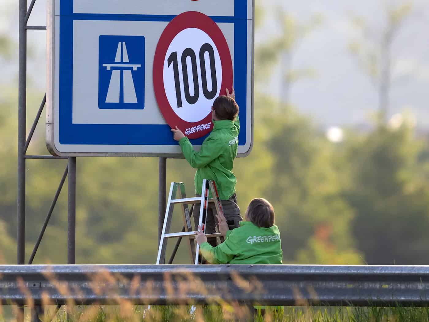 Die Aktivisten rückten mit einer Leiter an. / Foto: A4366 Sven Hoppe/dpa
