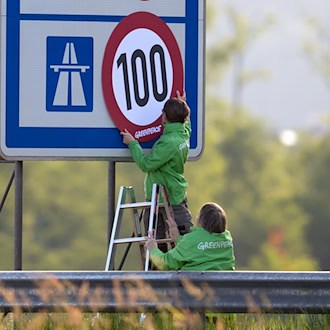 Die Aktivisten rückten mit einer Leiter an. / Foto: A4366 Sven Hoppe/dpa