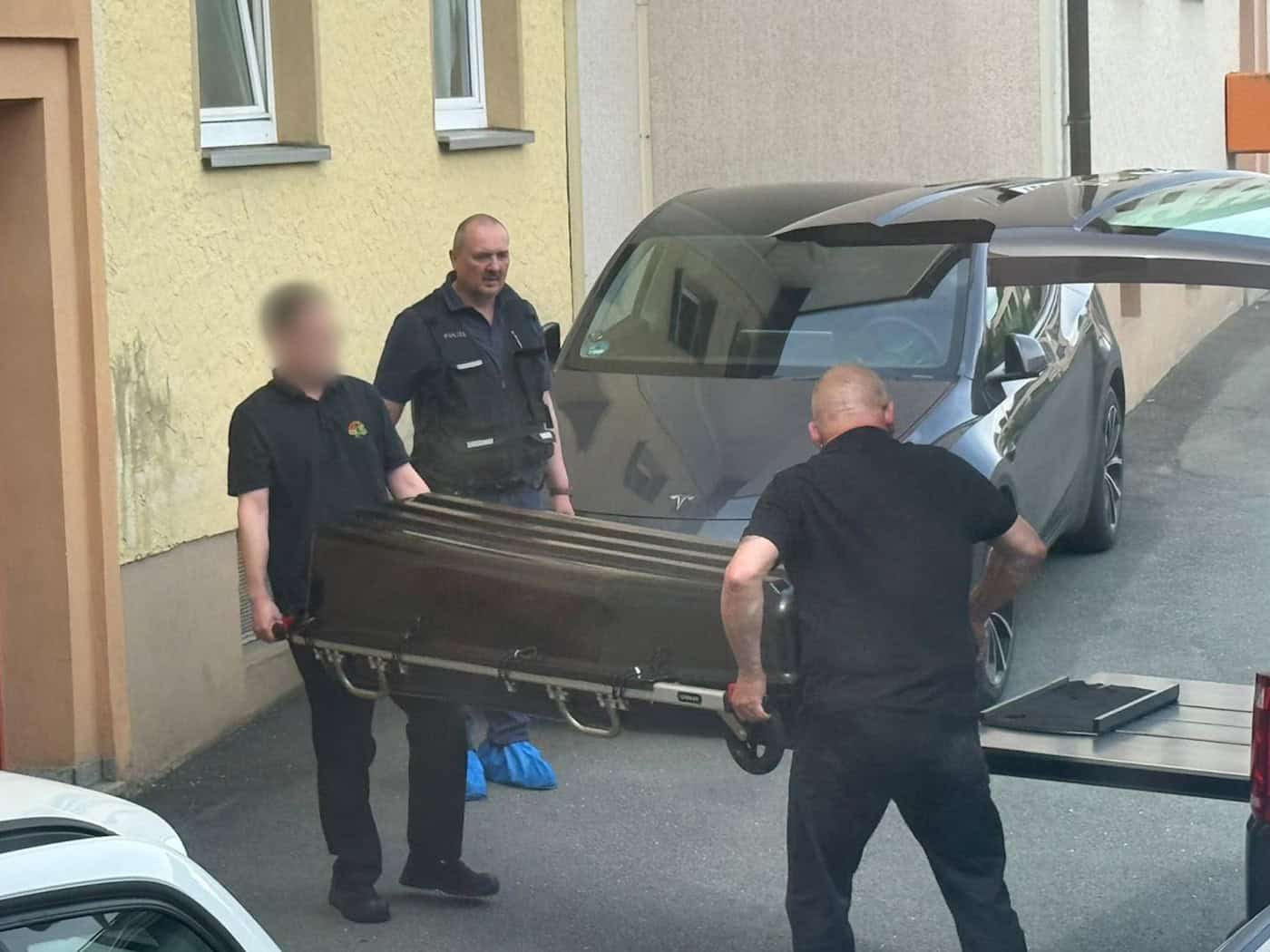 Nachdem ein Anwohner die Polizei alarmiert hatte, fanden die Beamten den Mann leblos in seiner Wohnung. (Archivbild) / Foto: N5 DESK/NEWS5/dpa