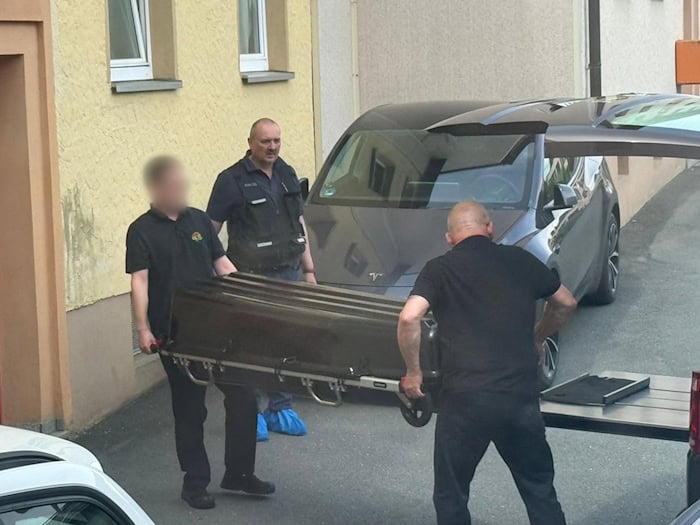Nachdem ein Anwohner die Polizei alarmiert hatte, fanden die Beamten den Mann leblos in seiner Wohnung. (Archivbild) / Foto: N5 DESK/NEWS5/dpa