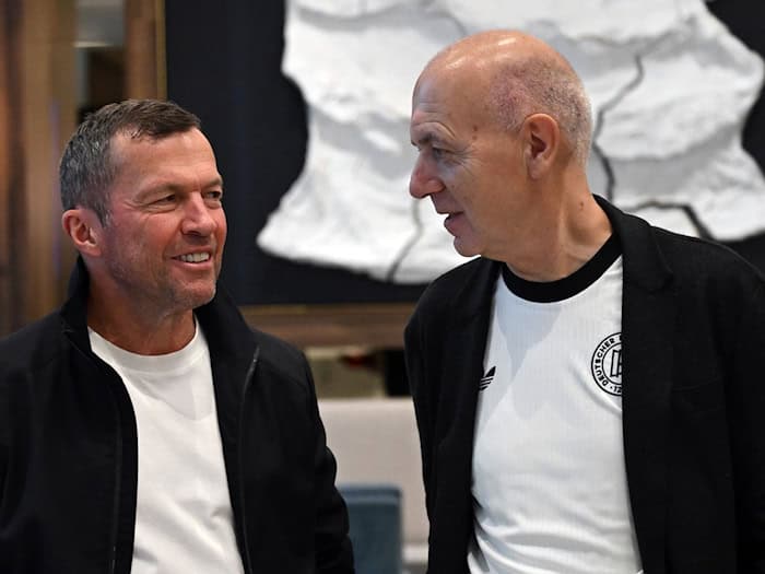 Lothar Matthäus und Bernd Neuendorf sprechen bei einer Veranstaltung in Chicago.  / Foto: Federico Gambarini/dpa