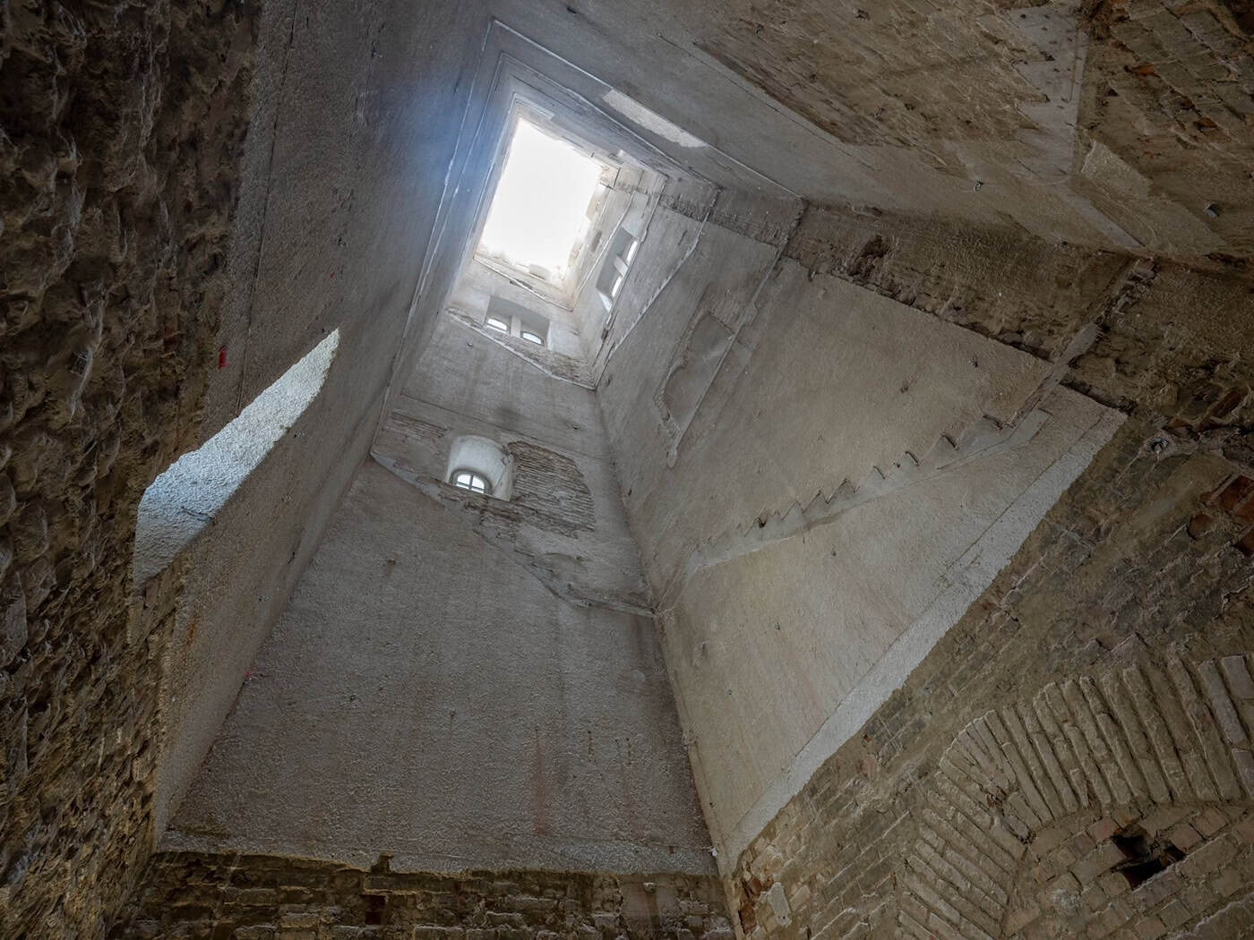Das Augsburger Wahrzeichen Perlachturm ist derzeit hohl, nachdem die Treppen zum Besteigen des rund 70 Meter hohen Turms entfernt wurden. / Foto: Stefan Puchner/dpa