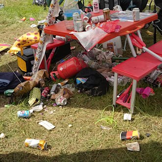 Die Deutsche Umwelthilfe kritisiert große Musikfestivals für ihr Müllmanagement.  / Foto: Thomas Frey/dpa