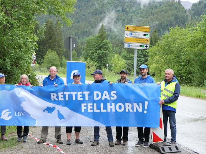 Der Landesbund für Vogel- und Naturschutz (LBV) spricht sich gegen den Neubau eines Sessellifts am Fellhorn im Allgäu aus. Aktivisten protestierten in Oberstdorf mit einem Banner gegen die Maßnahme. / Foto: -/LBV/dpa