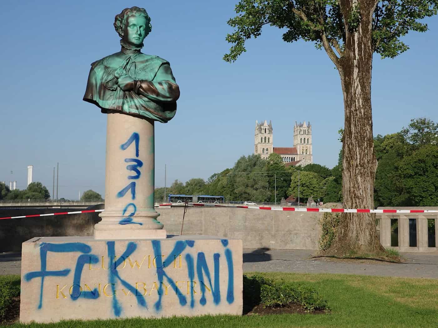 Kaum enthüllt, schon wieder beschmiert. / Foto: Fotoreport-DB/dpa