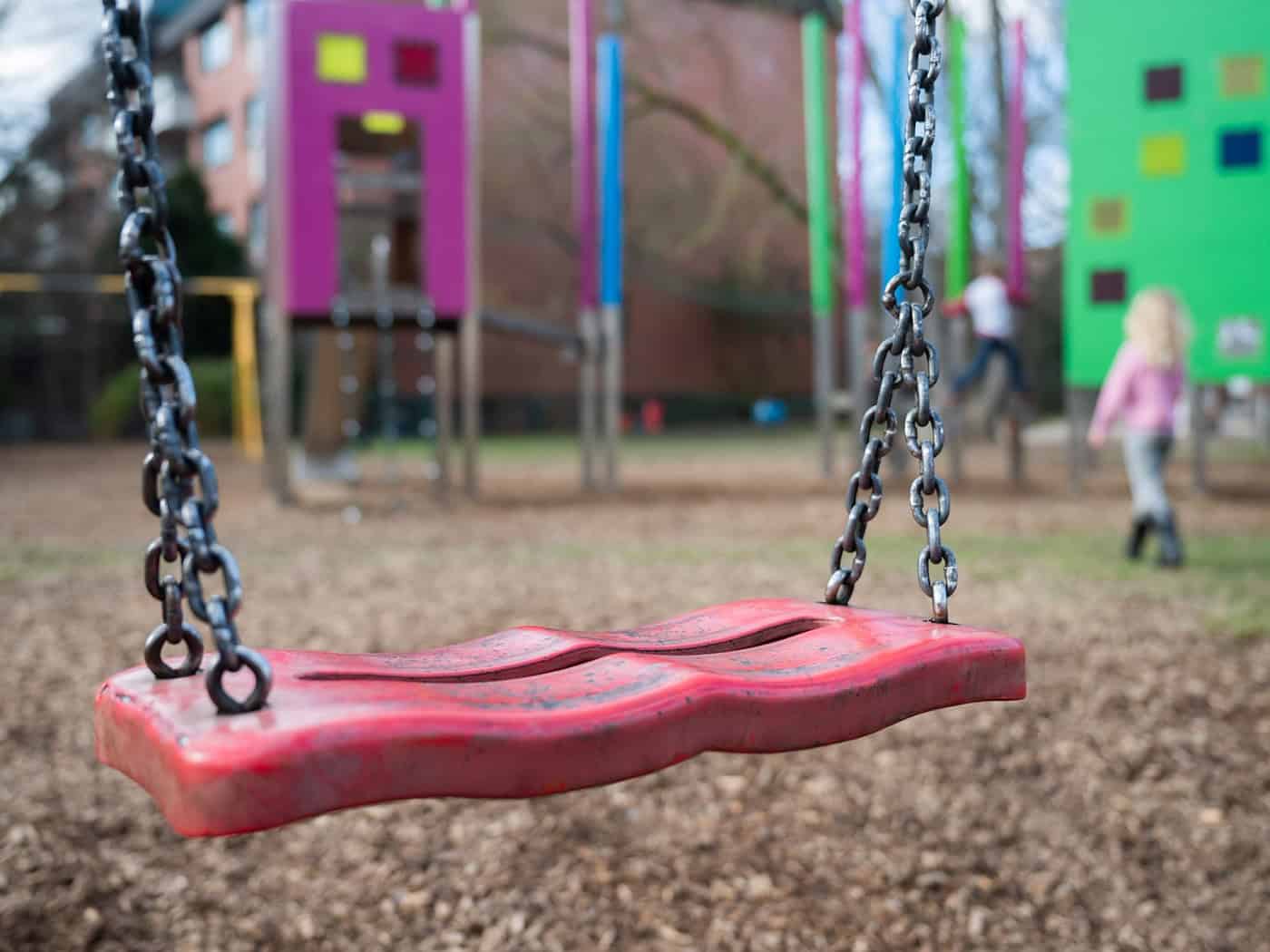 In Kempten durften Kinder bis zehn Jahre nur in Begleitung von Eltern oder älteren Jugendlichen auf den Spielplatz. Das ist nicht zulässig, sagen Verfassungsrichter. (Symbolbild) / Foto: Julian Stratenschulte/dpa/dpa-tmn