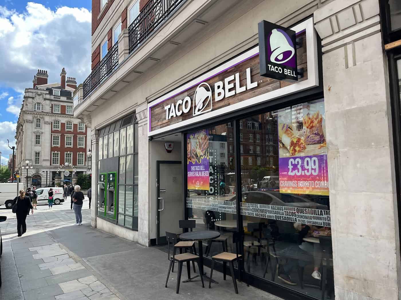 Blick auf eine Taco Bell-Filiale in London. Die US-Fast-Food-Kette Taco-Bell unternimmt den zweiten Anlauf zur Expansion in Deutschland. (Archivbild) / Foto: Julia Kilian/dpa