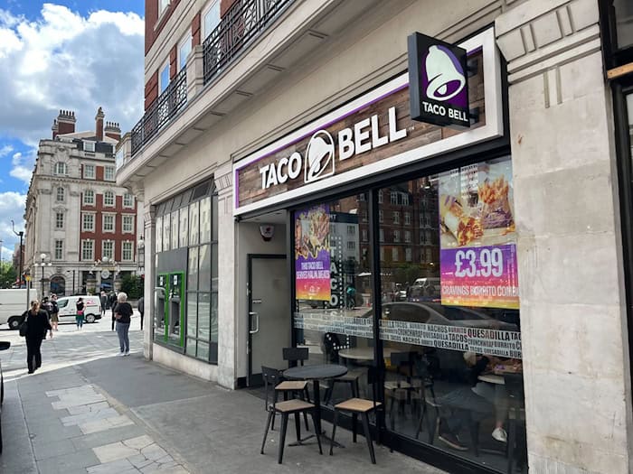 Blick auf eine Taco Bell-Filiale in London. Die US-Fast-Food-Kette Taco-Bell unternimmt den zweiten Anlauf zur Expansion in Deutschland. (Archivbild) / Foto: Julia Kilian/dpa