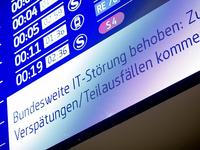 Der Bahnverkehr war wegen einer Funkstörung eingestellt.  / Foto: Moritz Frankenberg/dpa