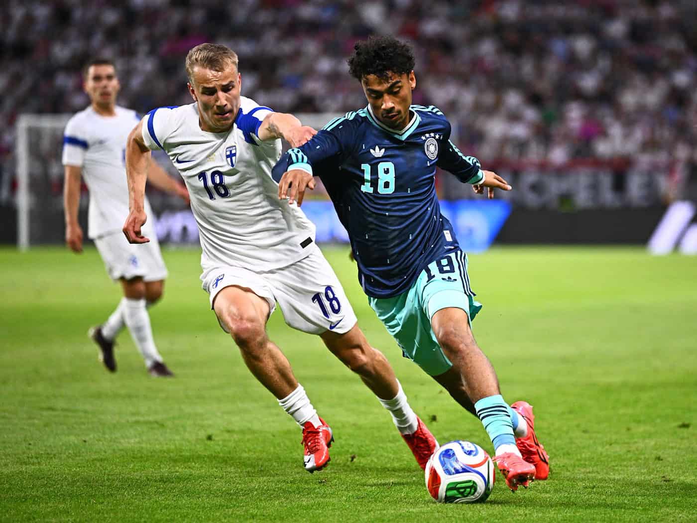Jung, schnell und umworben: Nathaniel Brown (r) in Aktion beim 4:0 gegen Finnland. (Archivild) / Foto: Tom Weller/dpa