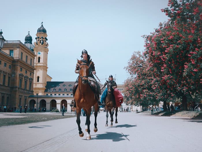 Ein Video von Reitern im Münchner Hofgarten ist Teil von Kratzers Inszenierung.  / Foto: Braun, Dahl, Bebi/Bayerische Staatsoper/dpa