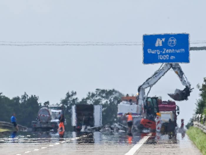 Hohe Temperaturen können auf Autobahnen zu gefährlichen Fahrbahnschäden führen – zuletzt war das etwa auf der A2 der Fall. / Foto: Klaus-Dietmar Gabbert/dpa