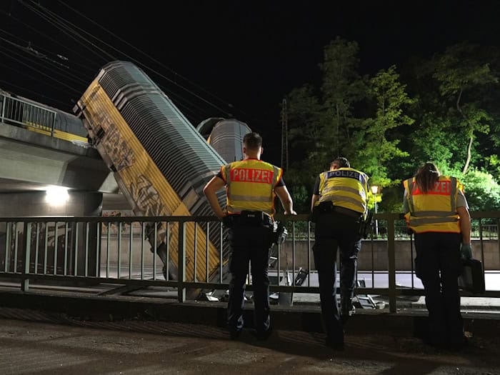 Die Polizei ermittelt, warum die beiden Züge zusammengestoßen sind.  / Foto: Ehsan Monajati/dpa