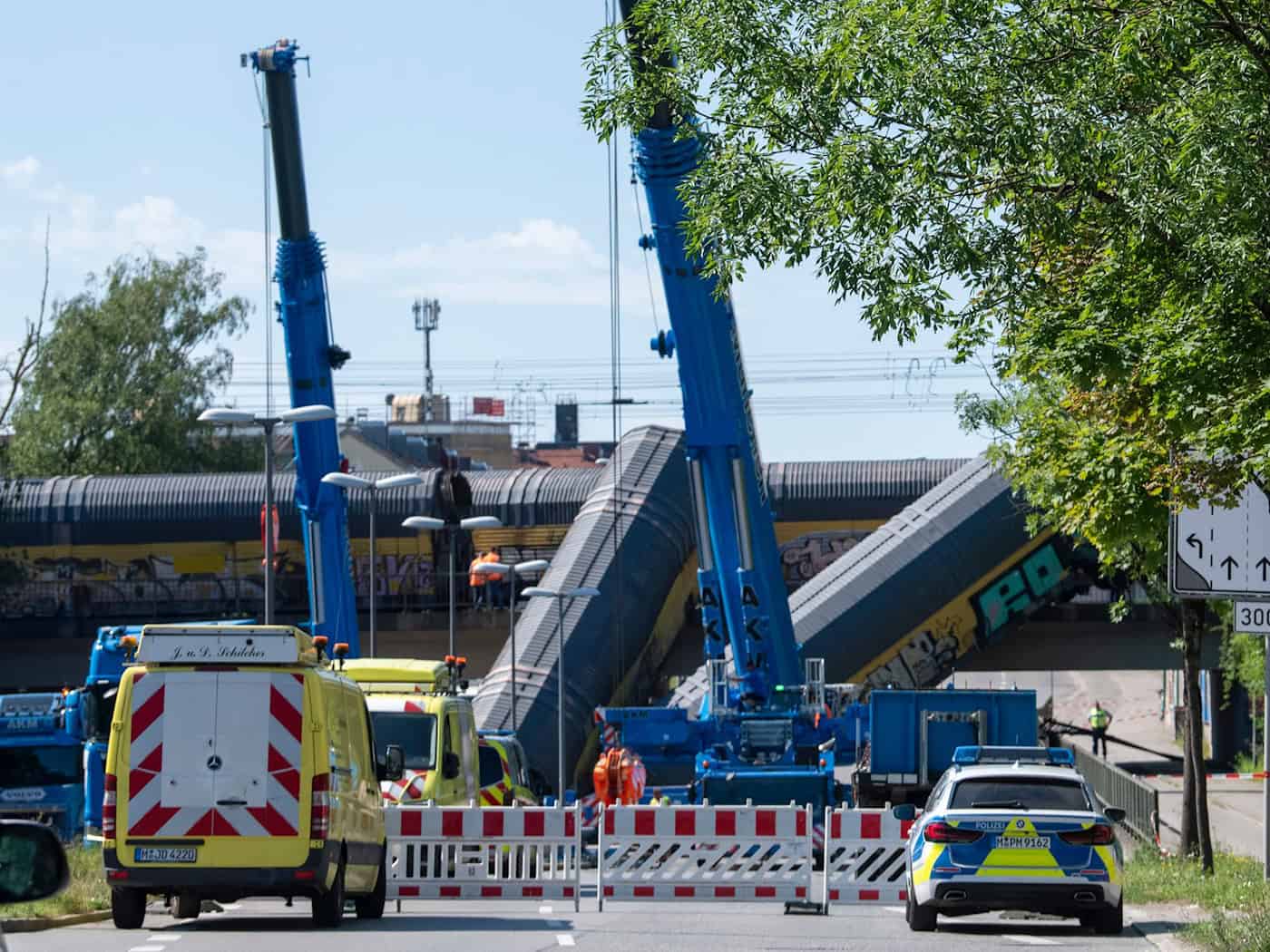 Zwei Schwerlastkräne sind für die Bergung eingetroffen. / Foto: Stefan Puchner/dpa