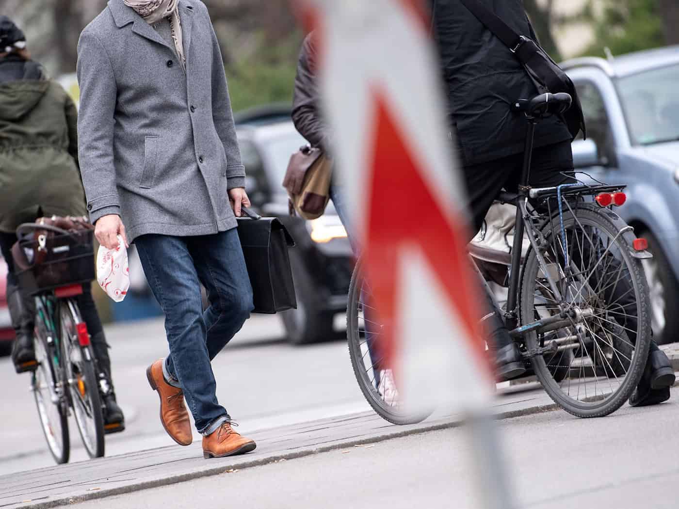 Zu Fuß, mit Auto oder Fahrrad - wie bewegen sich die Bayern? (Illustration) / Foto: Sven Hoppe/dpa