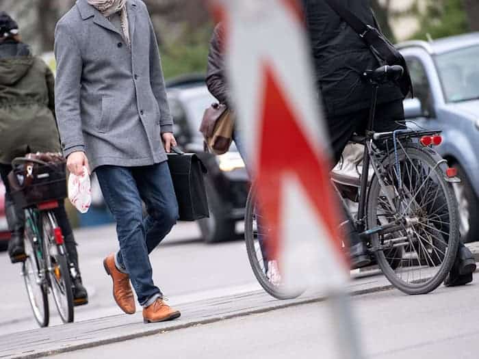Zu Fuß, mit Auto oder Fahrrad - wie bewegen sich die Bayern? (Illustration) / Foto: Sven Hoppe/dpa