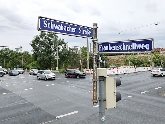 Der Frankenschnellweg wird in Nürnberg zum Nadelöhr. Die Stadt will diesen ausbauen, damit der Verkehr wieder besser rollt. (Archivbild) / Foto: Daniel Löb/dpa