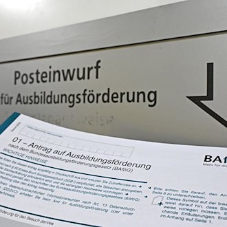 Eine Bafög-Reform soll kommen - nur wann? (Illustration) / Foto: Elisa Schu/dpa