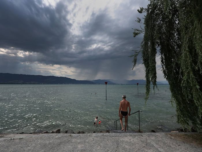 Sommerliche Hitze trifft vor allem im Süden Bayerns in den kommenden Tagen auf eine wachsende Gefahr von Unwettern. Auch im Norden des Freistaates kann es aber örtlich zu Unwettern kommen. (Archivbild vom Sonntag) / Foto: Karl-Josef Hildenbrand/dpa