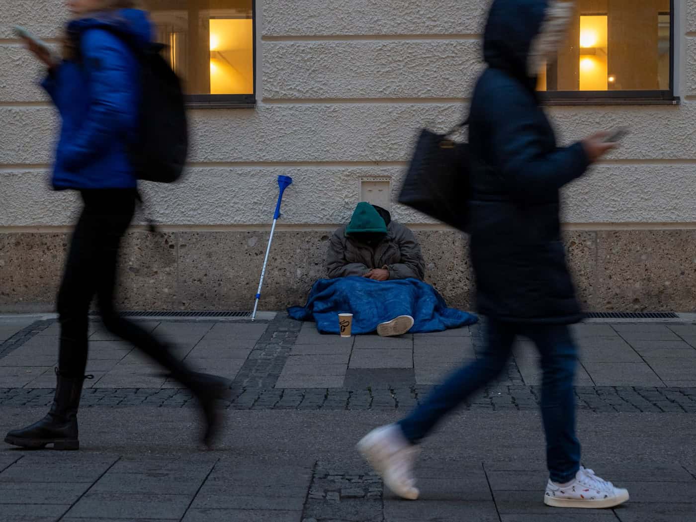 Ein Obdachloser in München. (Symbolbild) / Foto: Peter Kneffel/dpa