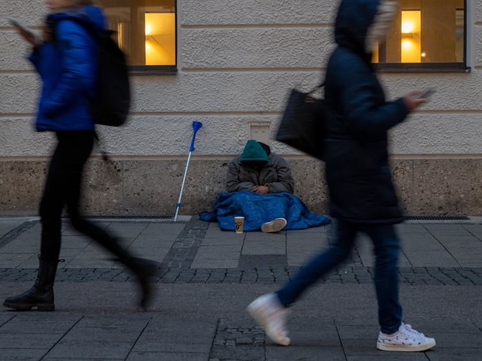 Ein Obdachloser in München. (Symbolbild) / Foto: Peter Kneffel/dpa