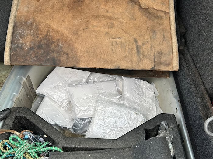 In dem Auto stießen die Beamten auf mehrere Päckchen Kokain. / Foto: -/Hauptzollamt Schweinfurt/dpa