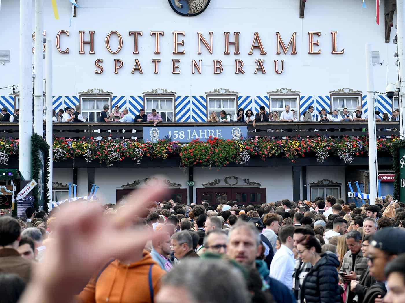 Kann das traditionelle Anzapf-Zelt Schottenhamel rechtzeitig aufgebaut werden? (Archivbild) / Foto: Felix Hörhager/dpa