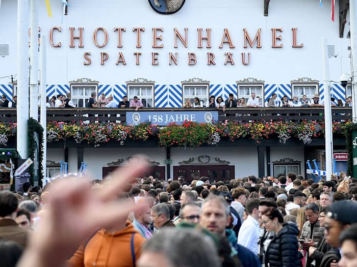 Kann das traditionelle Anzapf-Zelt Schottenhamel rechtzeitig aufgebaut werden? (Archivbild) / Foto: Felix Hörhager/dpa
