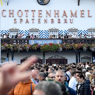 Kann das traditionelle Anzapf-Zelt Schottenhamel rechtzeitig aufgebaut werden? (Archivbild) / Foto: Felix Hörhager/dpa
