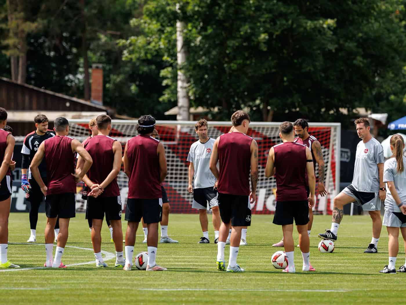 Trainer Miroslav Klose und seine Spieler des 1. FC Nürnberg. (Archivbild) / Foto: Daniel Karmann/dpa