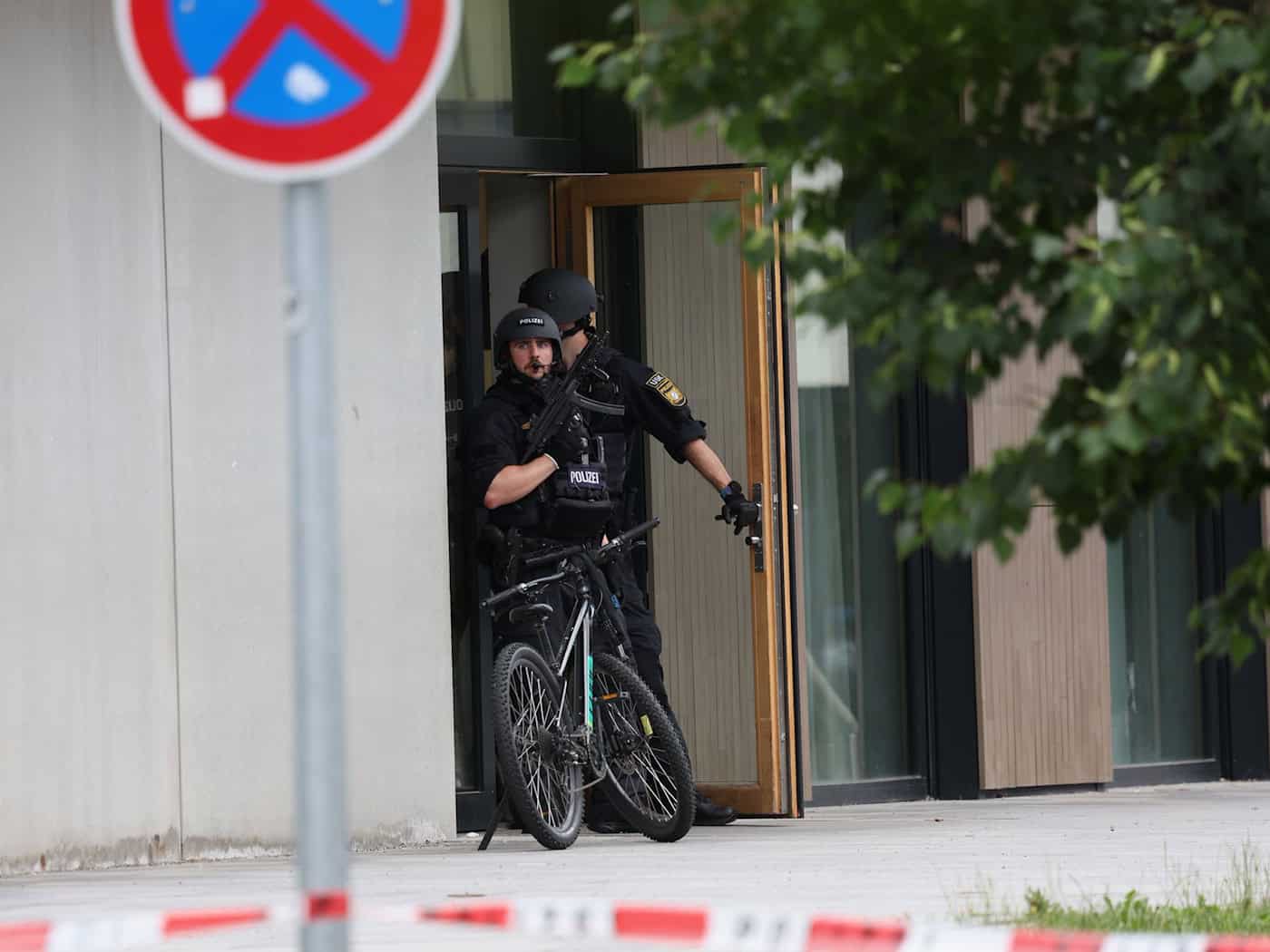 Spezialkräfte der Polizei am Gymnasium in Schongau. / Foto: Karl-Josef Hildenbrand/dpa