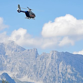 Drei Hubschrauber helfen bei der Suche. (Symbolbild) / Foto: Uwe Lein/dpa