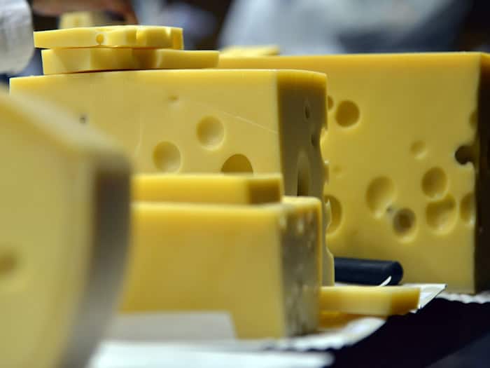 Emmentaler-Käse aus Bayreuth sollte nach Frankreich geliefert werden. (Symbolbild) / Foto: Harald Tittel/dpa