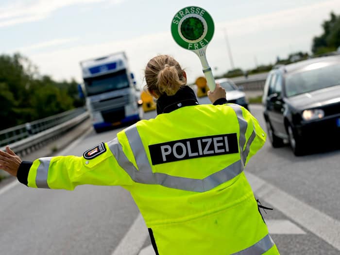 Die Polizei stoppt einen Holztransporter mit knapp 20 Tonnen Überladung. (Symbolbild) / Foto: Sven Hoppe/dpa